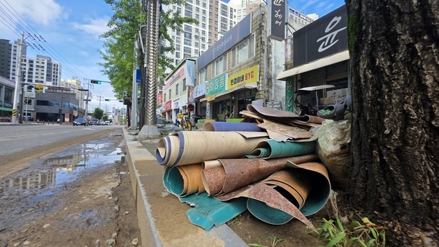 "차수막 쳤지만 물 들어차"…이틀새 270㎜ 물폭탄 천안 상인들 한숨
