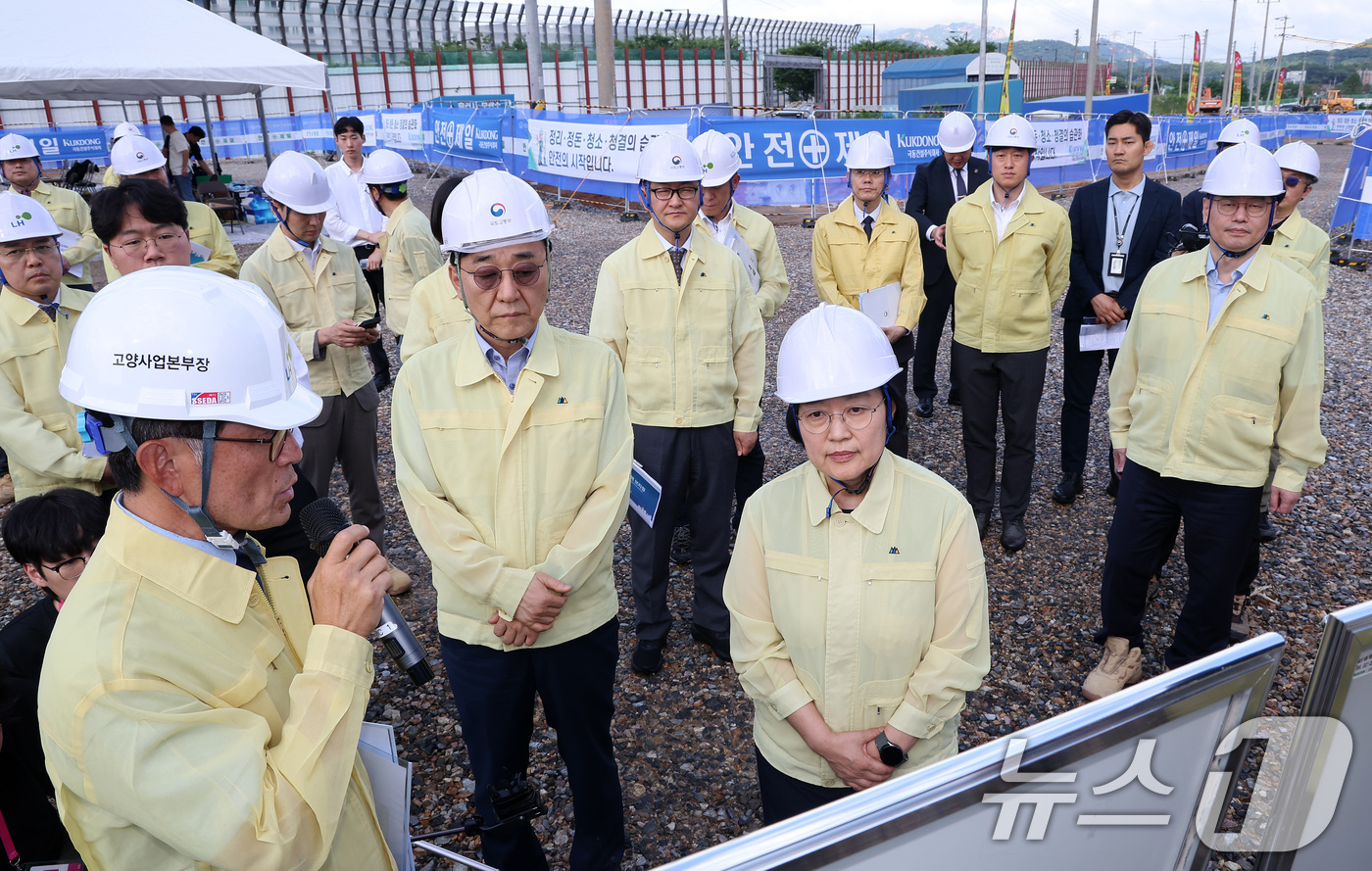 (고양=뉴스1) 김성진 기자 = 한성숙 국무총리와 김윤덕 국토교통부 장관이 9일 경기도 고양시 덕양구 고양창릉지구를 방문해 3기 신도시 추진 상황 브리핑을 듣고 있다. 2026.7 …