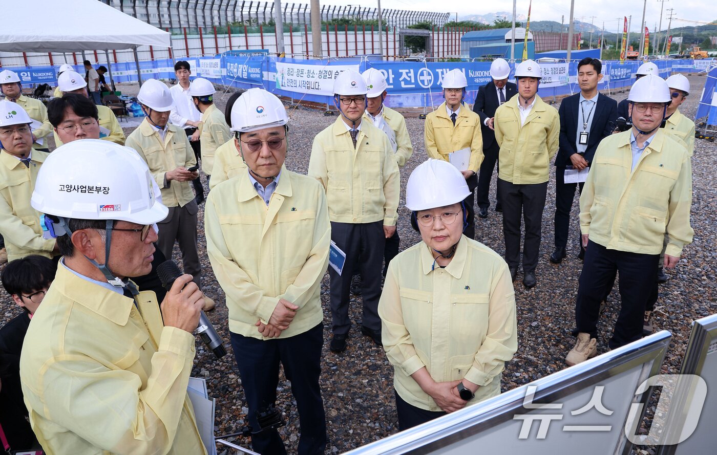 본문 이미지 - 한성숙 국무총리와 김윤덕 국토교통부 장관이 9일 경기도 고양시 덕양구 고양창릉지구를 방문해 3기 신도시 추진 상황 브리핑을 듣고 있다. 2026.7.9 ⓒ 뉴스1 김성진 기자