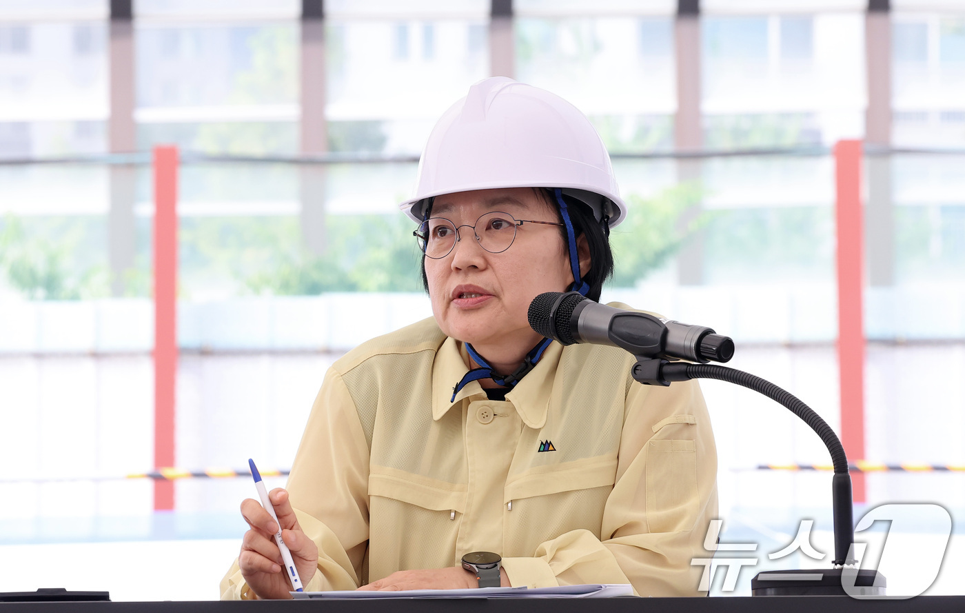 (고양=뉴스1) 김성진 기자 = 한성숙 국무총리가 9일 경기도 고양시 덕양구 고양창릉지구를 방문해 3기 신도시 조성현황에 대해 설명 들은 후 당부발언을 하고 있다. 2026.7.9 …