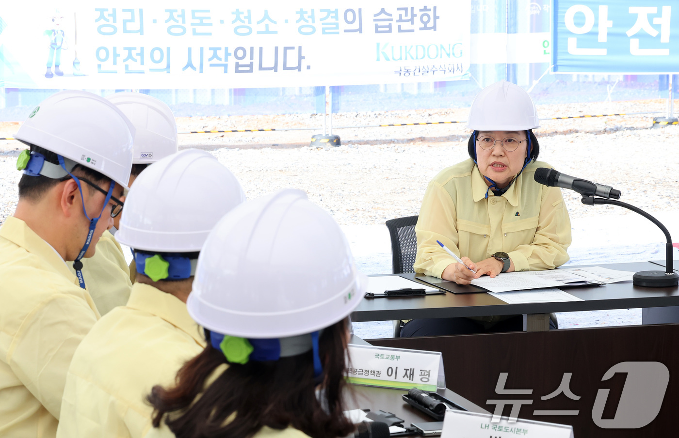 (고양=뉴스1) 김성진 기자 = 한성숙 국무총리가 9일 경기도 고양시 덕양구 고양창릉지구를 방문해 3기 신도시 조성현황에 대해 설명 들은 후 당부발언을 하고 있다. 2026.7.9 …