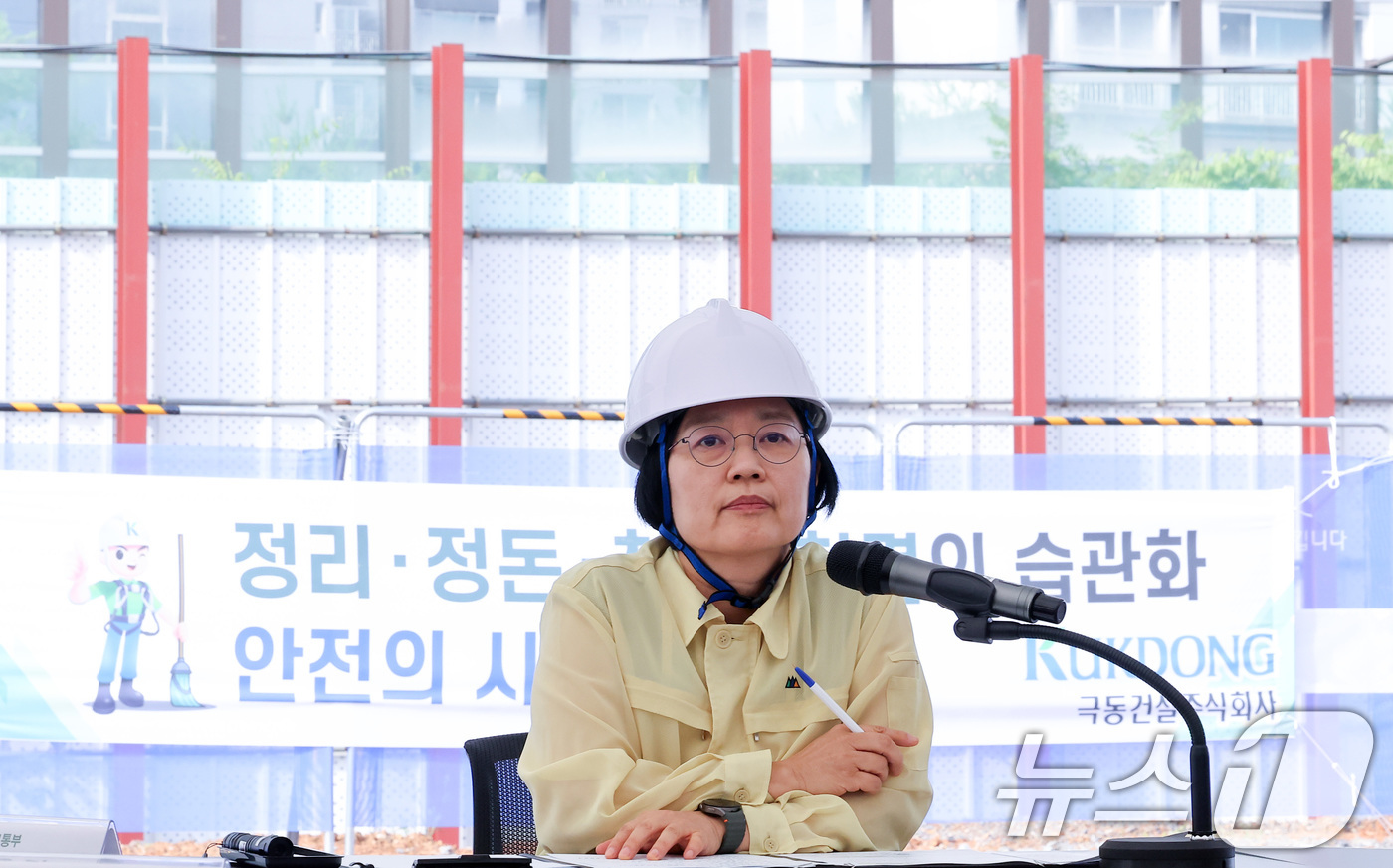(고양=뉴스1) 김성진 기자 = 한성숙 국무총리가 9일 경기도 고양시 덕양구 고양창릉지구를 방문해 3기 신도시 추진 상황 브리핑을 듣고 있다. 2026.7.9/뉴스1
