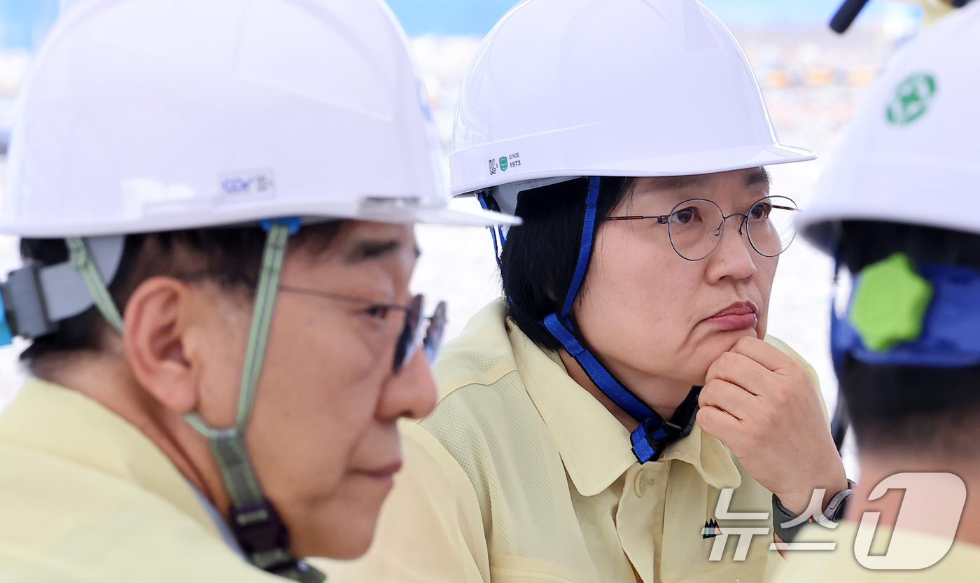 (고양=뉴스1) 김성진 기자 = 한성숙 국무총리와 김윤덕 국토교통부 장관이 9일 경기도 고양시 덕양구 고양창릉지구를 방문해 3기 신도시 추진 상황 브리핑을 듣고 있다. 2026.7 …