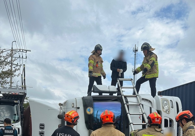인천 남동구서 컨테이너 전복 사고…차량 2대 파손