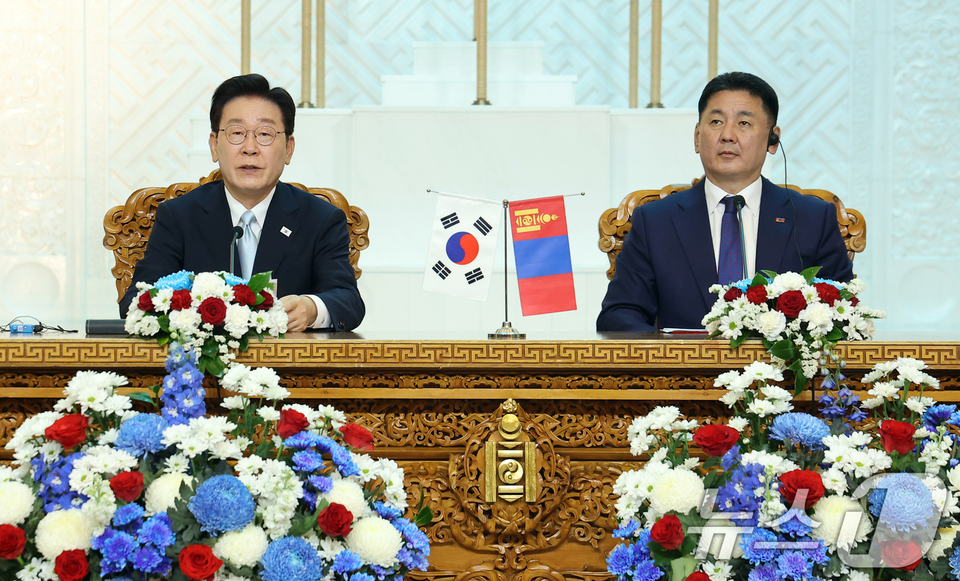 (울란바타르(몽골))=뉴스1) 이재명 기자 = 이재명 대통령과 오흐나 후렐수흐 몽골 대통령이 9일(현지시간) 몽골 울란바타르 정부청사에서 공동언론발표를 하고 있다. 2026.7.9 …
