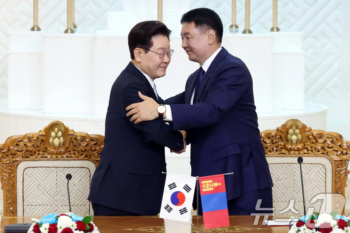 (울란바타르(몽골))=뉴스1) 이재명 기자 = 이재명 대통령과 오흐나 후렐수흐 몽골 대통령이 9일(현지시간) 몽골 울란바타르 정부청사에서 열린 공동언론발표를 마친 후 포옹하고 있다 …