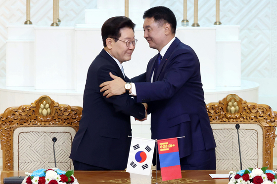 포옹하는 한-몽골 정상
