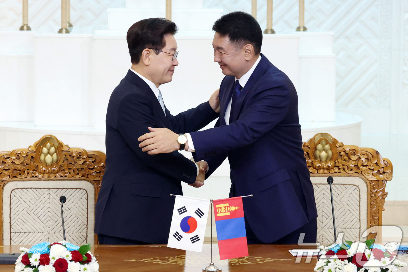 (울란바타르(몽골))=뉴스1) 이재명 기자 = 이재명 대통령과 오흐나 후렐수흐 몽골 대통령이 9일(현지시간) 몽골 울란바타르 정부청사에서 열린 공동언론발표를 마친 후 포옹하고 있다 …