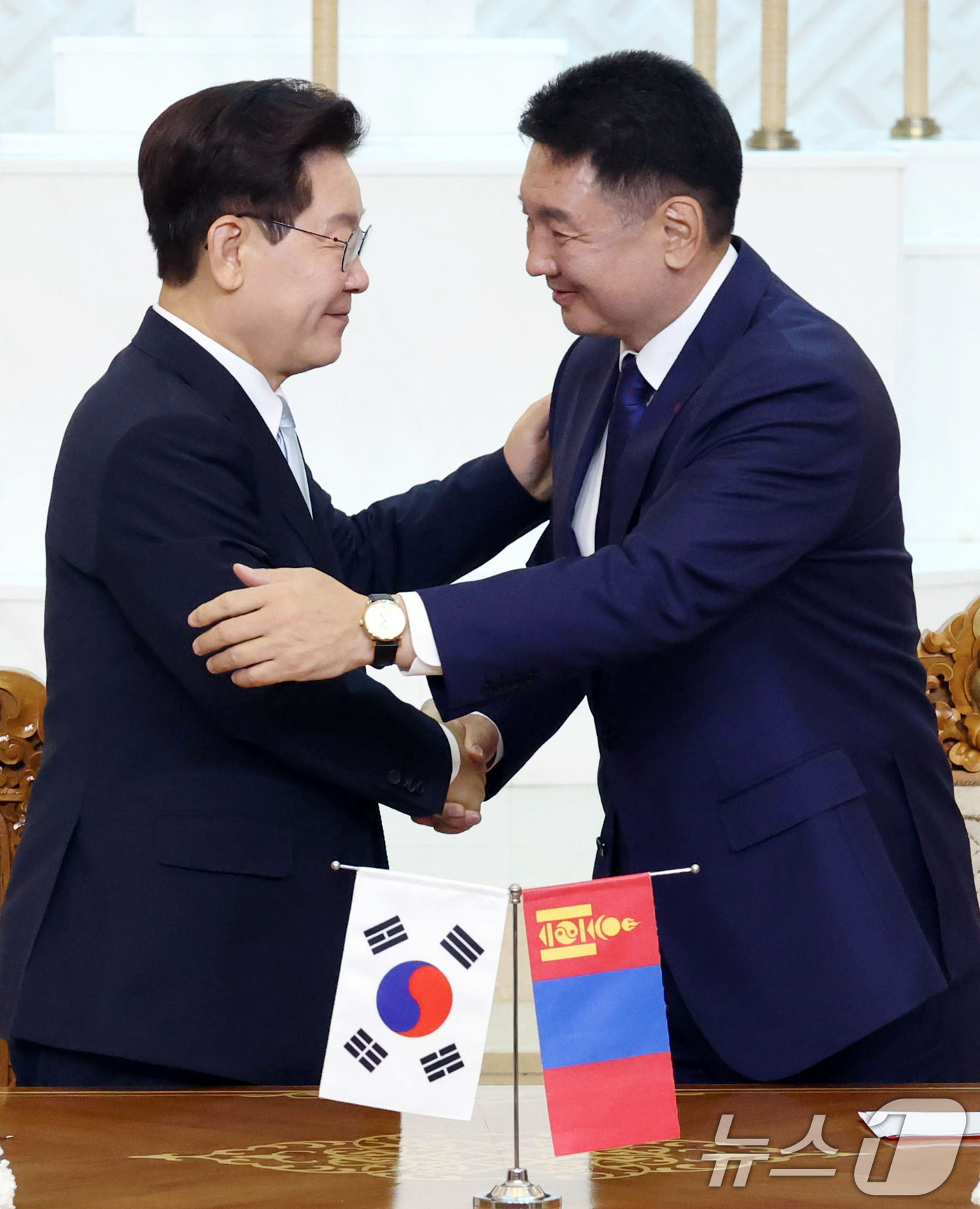 (울란바타르(몽골))=뉴스1) 이재명 기자 = 이재명 대통령과 오흐나 후렐수흐 몽골 대통령이 9일(현지시간) 몽골 울란바타르 정부청사에서 열린 공동언론발표를 마친 후 포옹하고 있다 …
