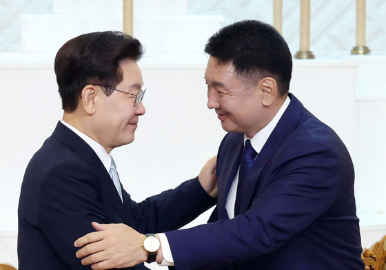 포옹하는 한-몽골 정상