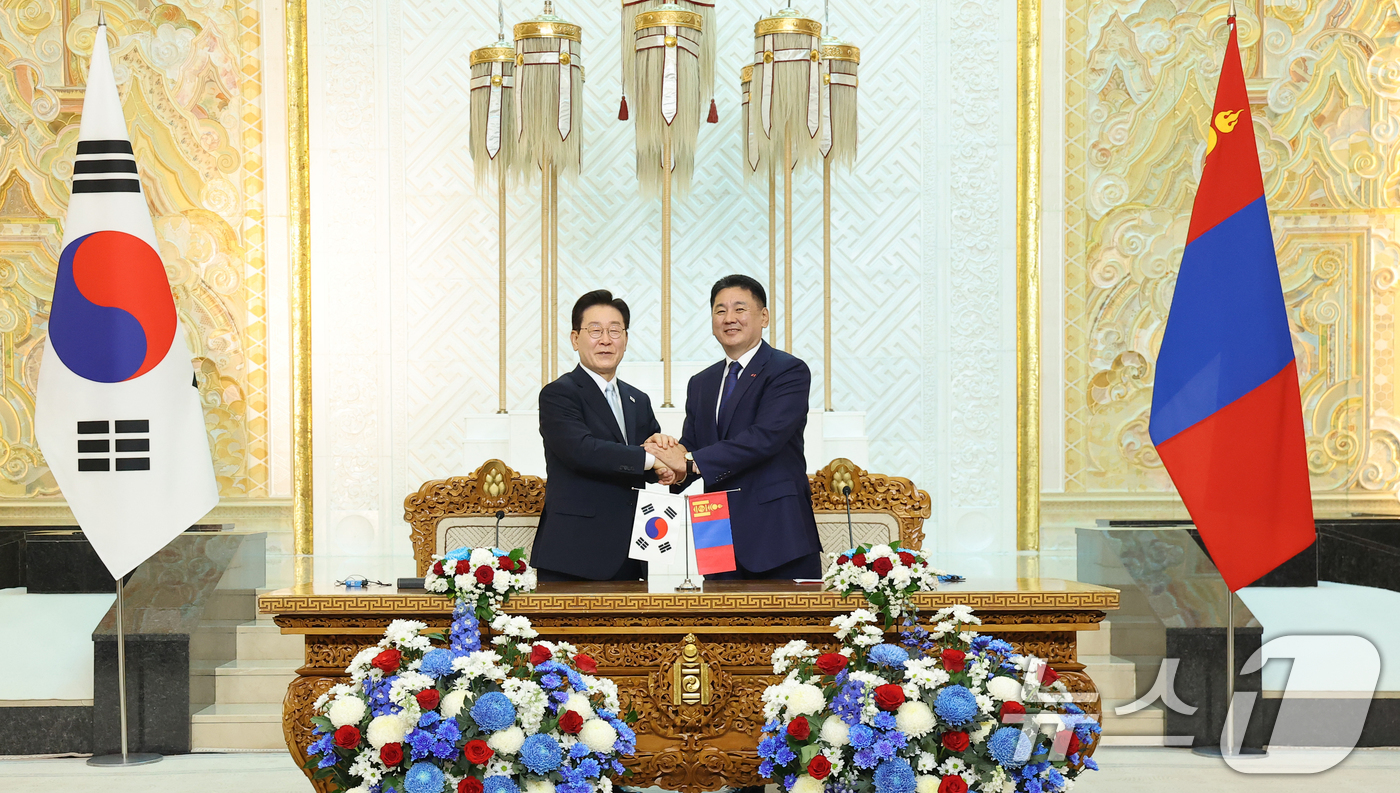 (울란바타르(몽골))=뉴스1) 이재명 기자 = 이재명 대통령과 오흐나 후렐수흐 몽골 대통령이 9일(현지시간) 몽골 울란바타르 정부청사에서 열린 공동언론발표를 마친 후 악수하고 있다 …