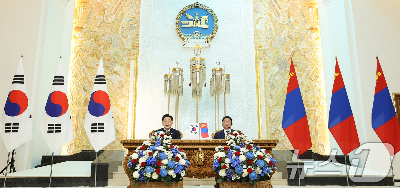 (울란바타르(몽골))=뉴스1) 이재명 기자 = 이재명 대통령과 오흐나 후렐수흐 몽골 대통령이 9일(현지시간) 몽골 울란바타르 정부청사에서 공동언론발표를 하고 있다. 2026.7.9 …