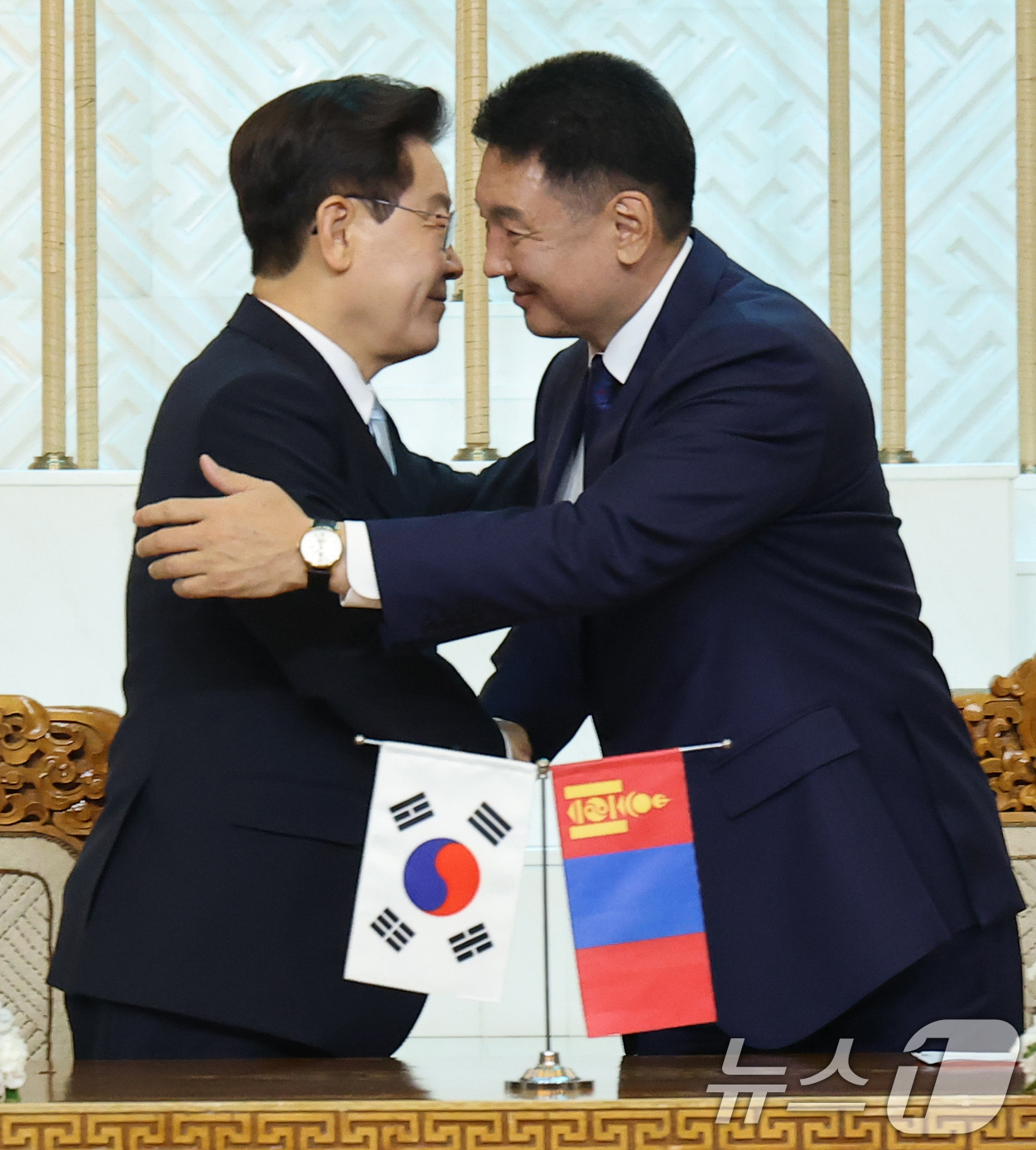 (울란바타르(몽골))=뉴스1) 이재명 기자 = 이재명 대통령과 오흐나 후렐수흐 몽골 대통령이 9일(현지시간) 몽골 울란바타르 정부청사에서 열린 공동언론발표를 마친 후 포옹하고 있다 …