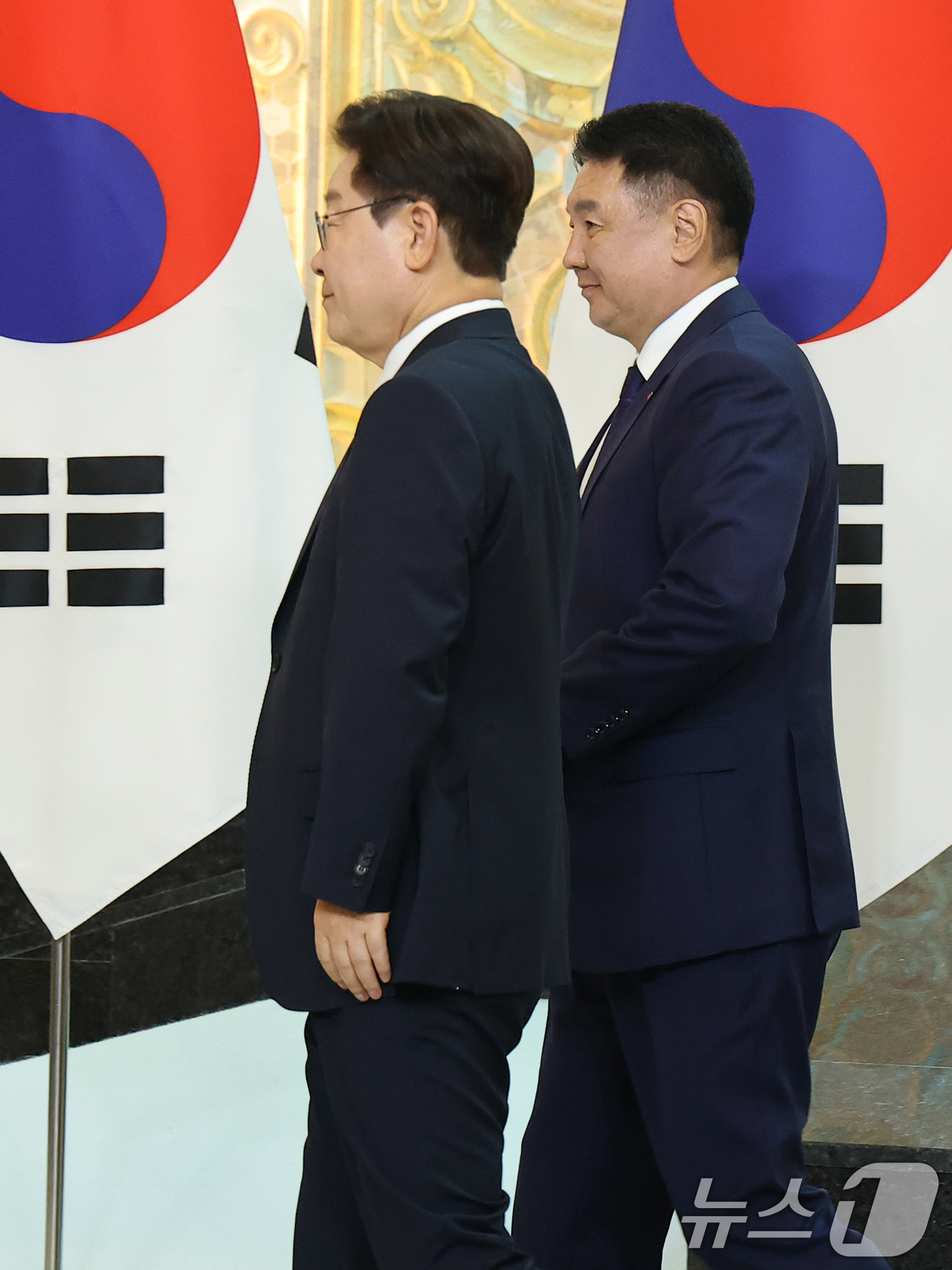 (울란바타르(몽골))=뉴스1) 이재명 기자 = 이재명 대통령과 오흐나 후렐수흐 몽골 대통령이 9일(현지시간) 몽골 울란바타르 정부청사에서 열린 공동언론발표를 마친 후 이동하고 있다 …