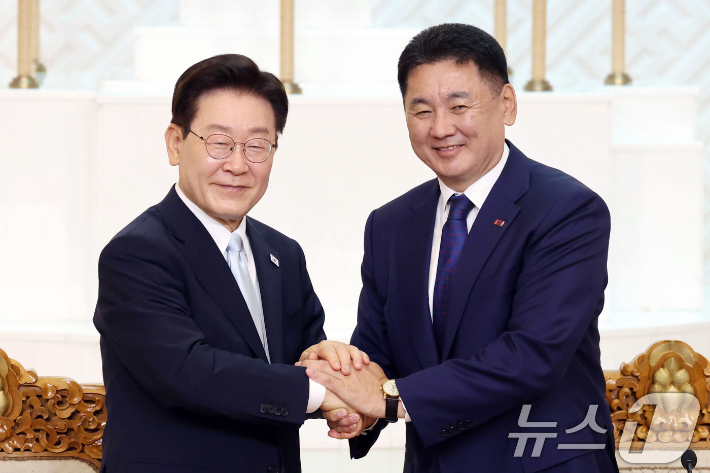 (울란바타르(몽골))=뉴스1) 이재명 기자 = 이재명 대통령과 오흐나 후렐수흐 몽골 대통령이 9일(현지시간) 몽골 울란바타르 정부청사에서 열린 공동언론발표를 마친 후 악수하고 있다 …