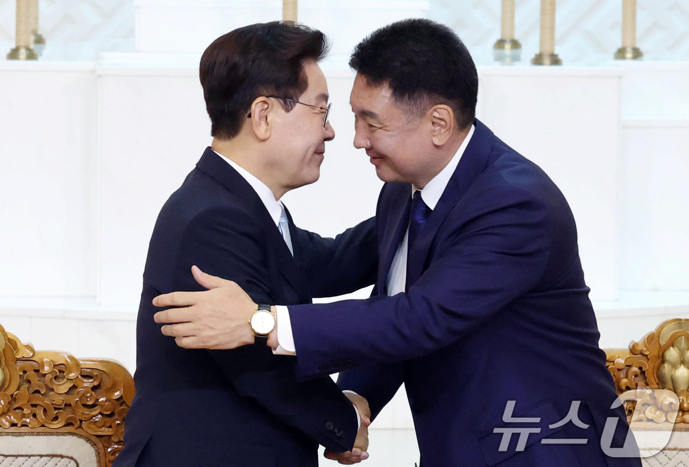 (울란바타르(몽골))=뉴스1) 이재명 기자 = 이재명 대통령과 오흐나 후렐수흐 몽골 대통령이 9일(현지시간) 몽골 울란바타르 정부청사에서 열린 공동언론발표를 마친 후 포옹하고 있다 …