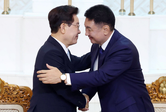 포옹하는 한-몽골 정상