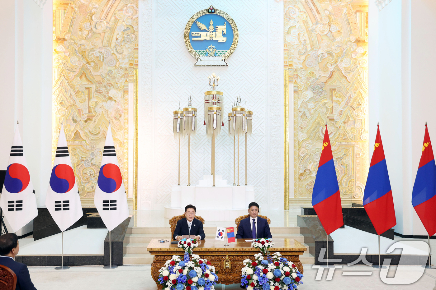 (울란바타르(몽골))=뉴스1) 이재명 기자 = 이재명 대통령과 오흐나 후렐수흐 몽골 대통령이 9일(현지시간) 몽골 울란바타르 정부청사에서 공동언론발표를 하고 있다. 2026.7.9 …
