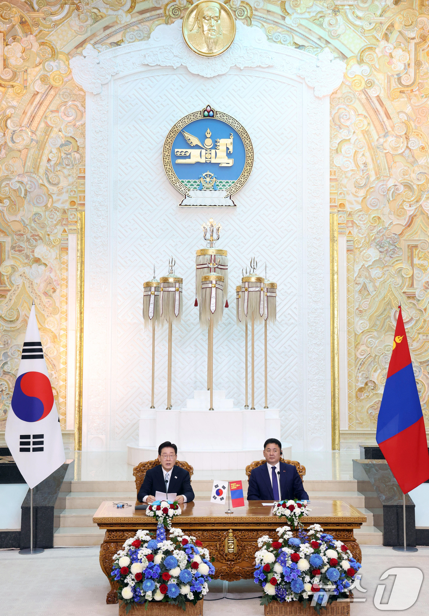 (울란바타르(몽골))=뉴스1) 이재명 기자 = 이재명 대통령과 오흐나 후렐수흐 몽골 대통령이 9일(현지시간) 몽골 울란바타르 정부청사에서 공동언론발표를 하고 있다. 2026.7.9 …