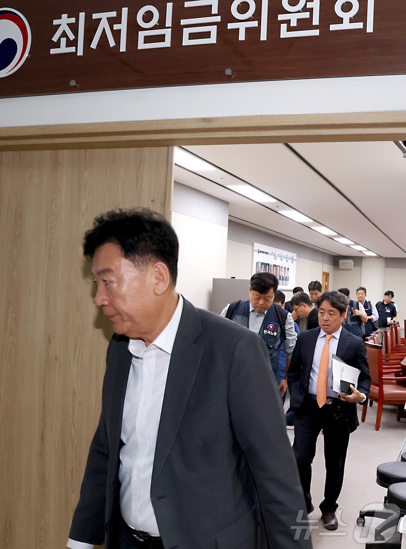 (세종=뉴스1) 김기남 기자 = 9일 세종시 정부세종청사 최저임금위원회에서 열린 2027년도 최저임금위원회 13차 전원회의에서 수정안 합의에 이르지 못하며 권순원 위원장, 류기정 …