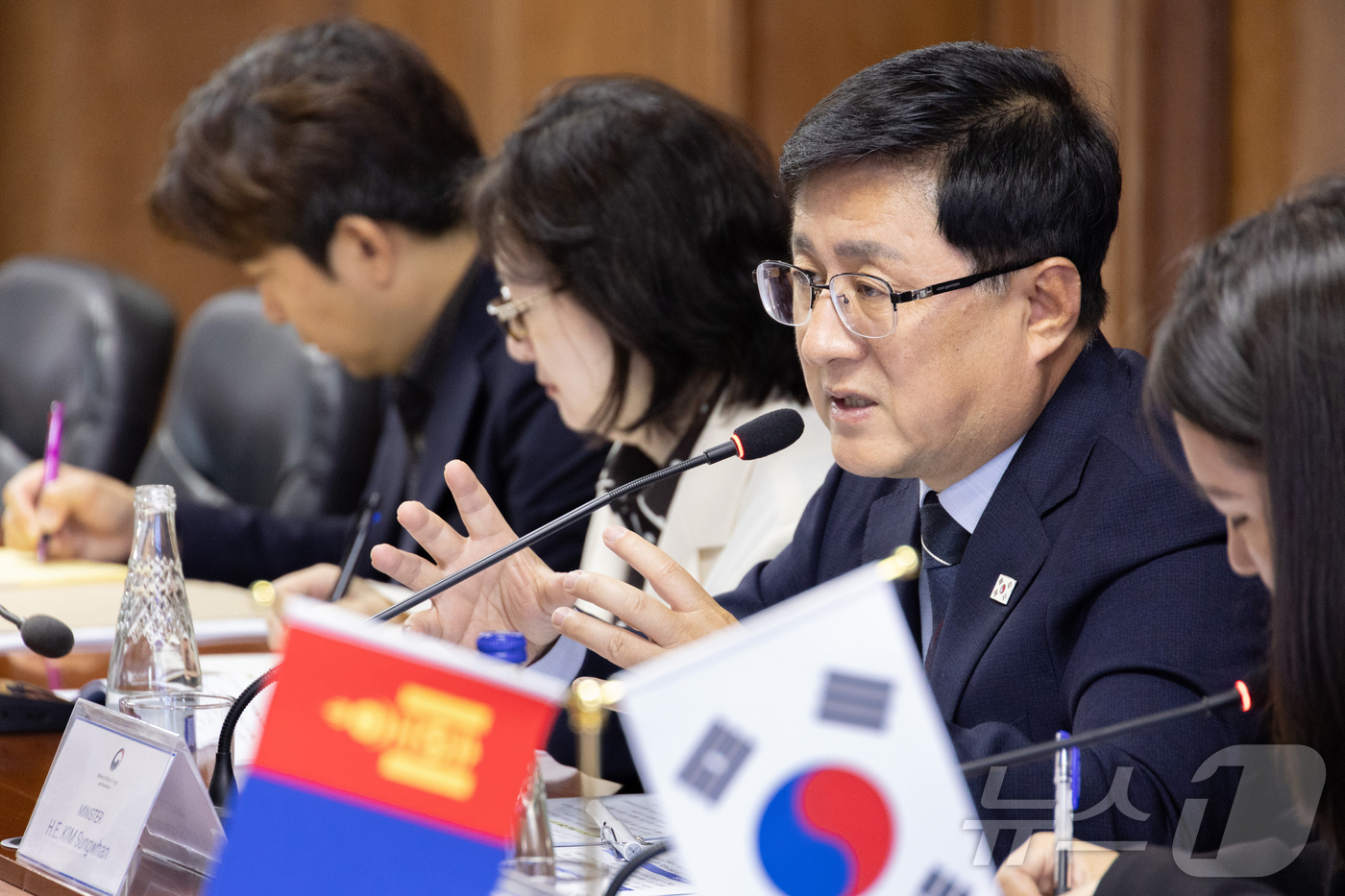 (서울=뉴스1) 김진환 기자 = 김성환 기후에너지환경부 장관이 9일(현지시간) 몽골 울란바토르 에너지부 청사에서 바드라호 나이달라아 몽골 에너지부 장관과 만나 한-몽골 에너지 전환 …