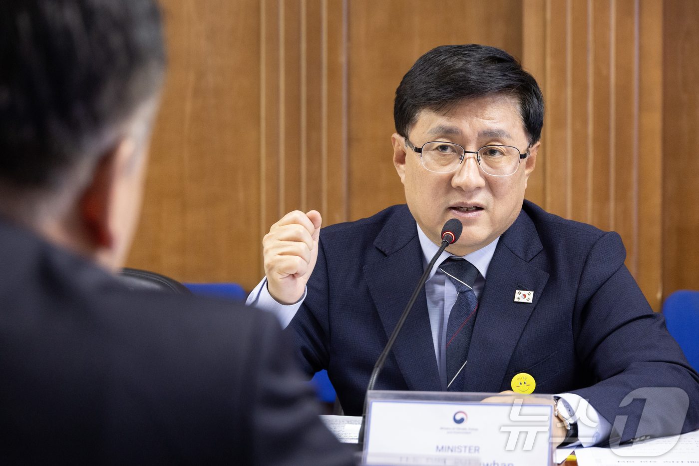 (서울=뉴스1) 김진환 기자 = 김성환 기후에너지환경부 장관이 9일(현지시간) 몽골 울란바토르 에너지부 청사에서 바드라호 나이달라아 몽골 에너지부 장관과 만나 한-몽골 에너지 전환 …