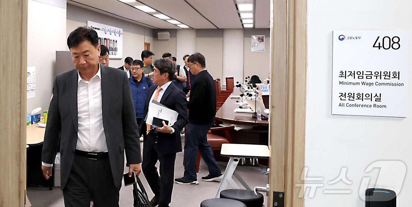 (세종=뉴스1) 김기남 기자 = 9일 세종시 정부세종청사 최저임금위원회에서 열린 2027년도 최저임금위원회 13차 전원회의에서 수정안 합의에 이르지 못하며 권순원 위원장을 비롯한 …