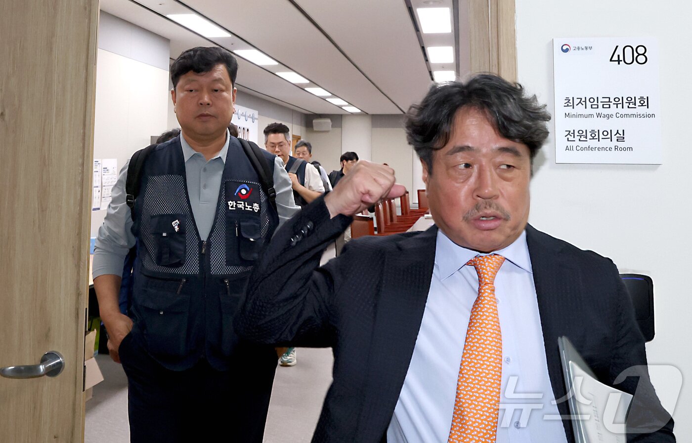본문 이미지 - 지난 9일 세종시 정부세종청사 최저임금위원회에서 열린 2027년도 최저임금위원회 13차 전원회의에서 수정안 합의에 이르지 못하며 권순원 위원장과 류기섭 근로자위원이 퇴장하고 있다.ⓒ 뉴스1 김기남 기자