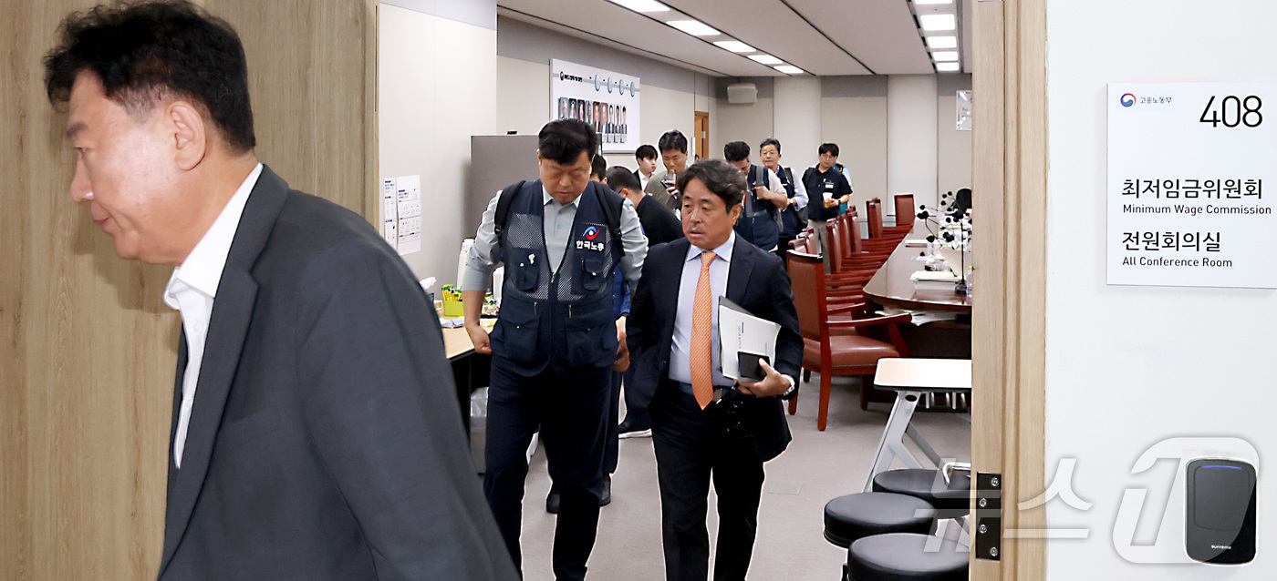 (세종=뉴스1) 김기남 기자 = 9일 세종시 정부세종청사 최저임금위원회에서 열린 2027년도 최저임금위원회 13차 전원회의에서 수정안 합의에 이르지 못하며 권순원 위원장과 류기섭 …