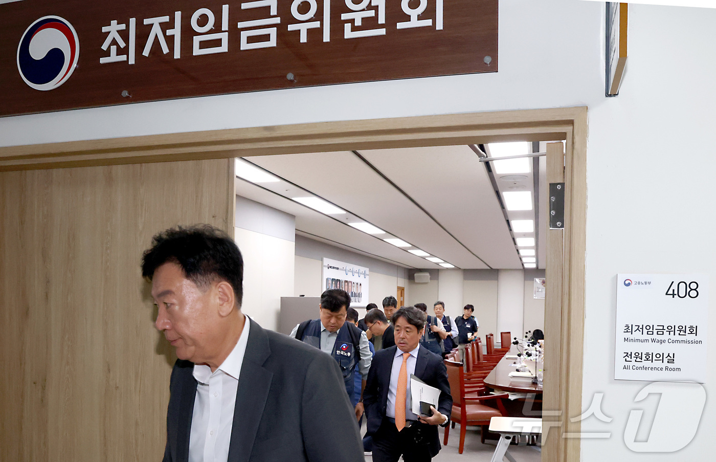 (세종=뉴스1) 김기남 기자 = 9일 세종시 정부세종청사 최저임금위원회에서 열린 2027년도 최저임금위원회 13차 전원회의에서 수정안 합의에 이르지 못하며 권순원 위원장과 류기정 …