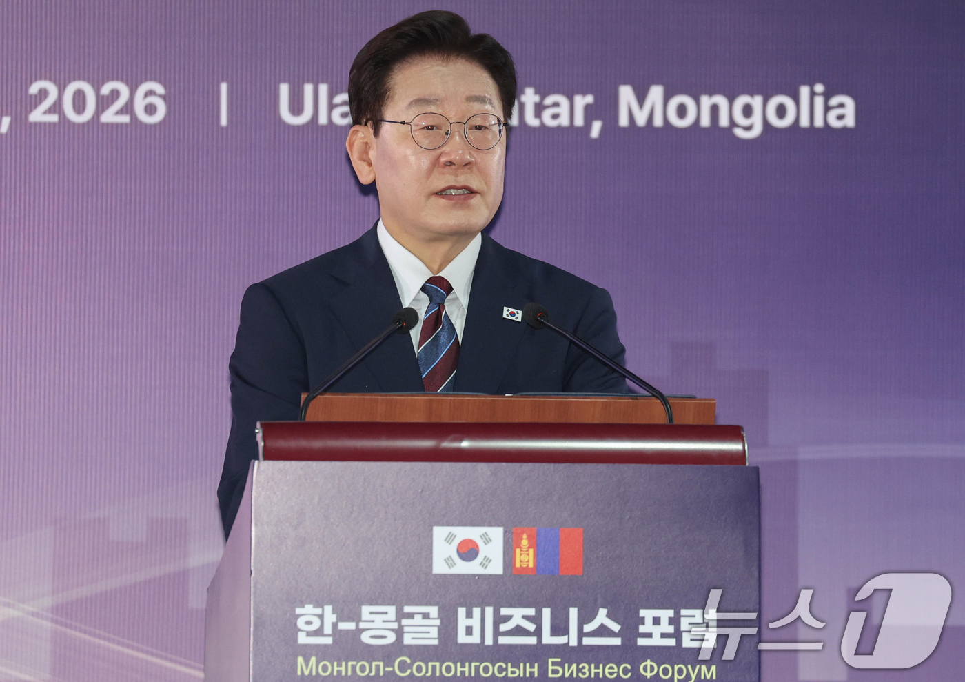 (울란바타르(몽골))=뉴스1) 이재명 기자 = 몽골을 국빈 방문 중인 이재명 대통령이 9일(현지시간) 울란바타르 한 호텔에서 열린 한-몽골 비즈니스 포럼에서 발언하고 있다. 202 …
