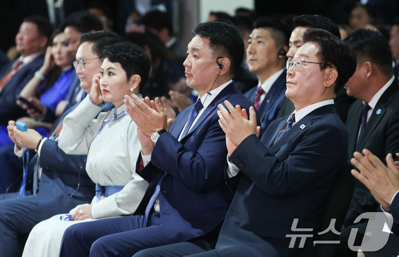 (울란바타르(몽골))=뉴스1) 이재명 기자 = 이재명 대통령과 오흐나 후렐수흐 몽골 대통령이 9일(현지시간) 울란바타르 한 호텔에서 열린 한-몽골 비즈니스 포럼에서 박수를 치고 있 …