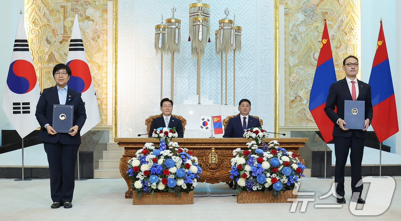 본문 이미지 - 정은경 보건복지부 장관과 엥흐바야르 바트쇼가르 몽골 보건부 장관이 9일(현지시간) 울란바타르 정부청사에서 이재명 대통령과 오흐나 후렐수흐 몽골 대통령이 임석한 가운데 보건의료 및 의학 분야 협력을 위한 양해각서(MOU)를 체결한 뒤 기념촬영을 하고 있다. 2026.7.9 ⓒ 뉴스1 이재명 기자