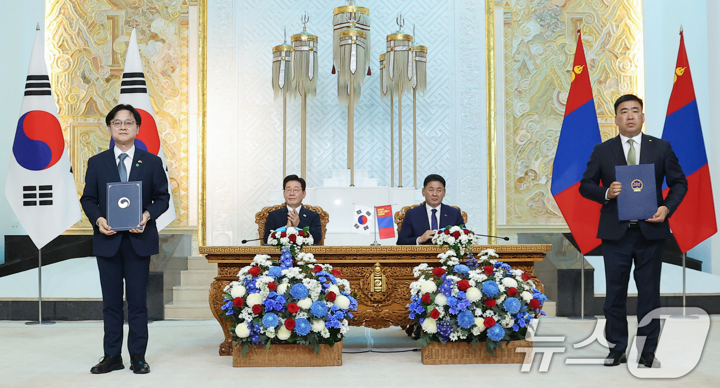 (울란바타르(몽골))=뉴스1) 이재명 기자 = 김정관 산업통상부 장관과 차강후 이데르바트 몽골 식량농업경공업부 장관이 9일(현지시간) 울란바타르 정부청사에서 이재명 대통령과 오흐나 …