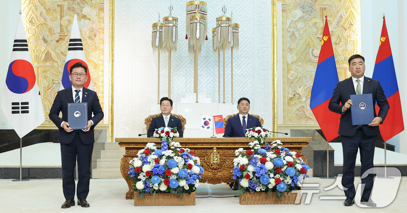 (울란바타르(몽골))=뉴스1) 이재명 기자 = 이승돈 농촌진흥청장과 차강후 이데르바트 몽골 식량농업경공업부 장관이 9일(현지시간) 울란바타르 정부청사에서 이재명 대통령과 오흐나 후 …
