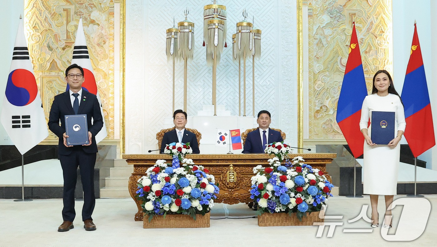 (울란바타르(몽골))=뉴스1) 이재명 기자 = 배경훈 부총리 겸 과학기술정보통신부 장관과 친바트 너밍 몽골 디지털개발혁신통신부 장관이 9일(현지시간) 울란바타르 정부청사에서 이재명 …