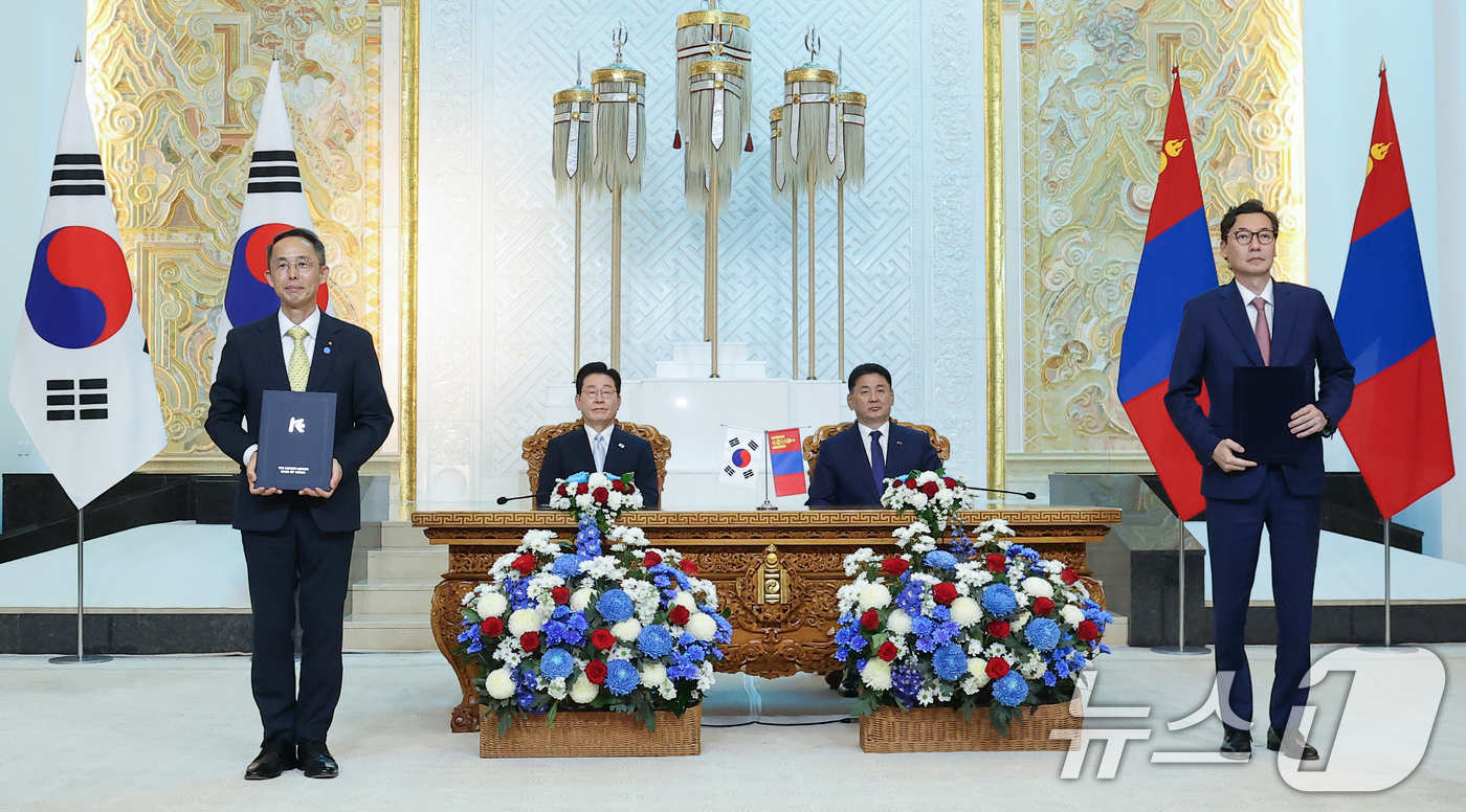 (울란바타르(몽골))=뉴스1) 이재명 기자 = 황기연 한국수출입은행장과 오농 오르혼 몽골무역개발은행장이 9일(현지시간) 울란바타르 정부청사에서 이재명 대통령과 오흐나 후렐수흐 몽골 …