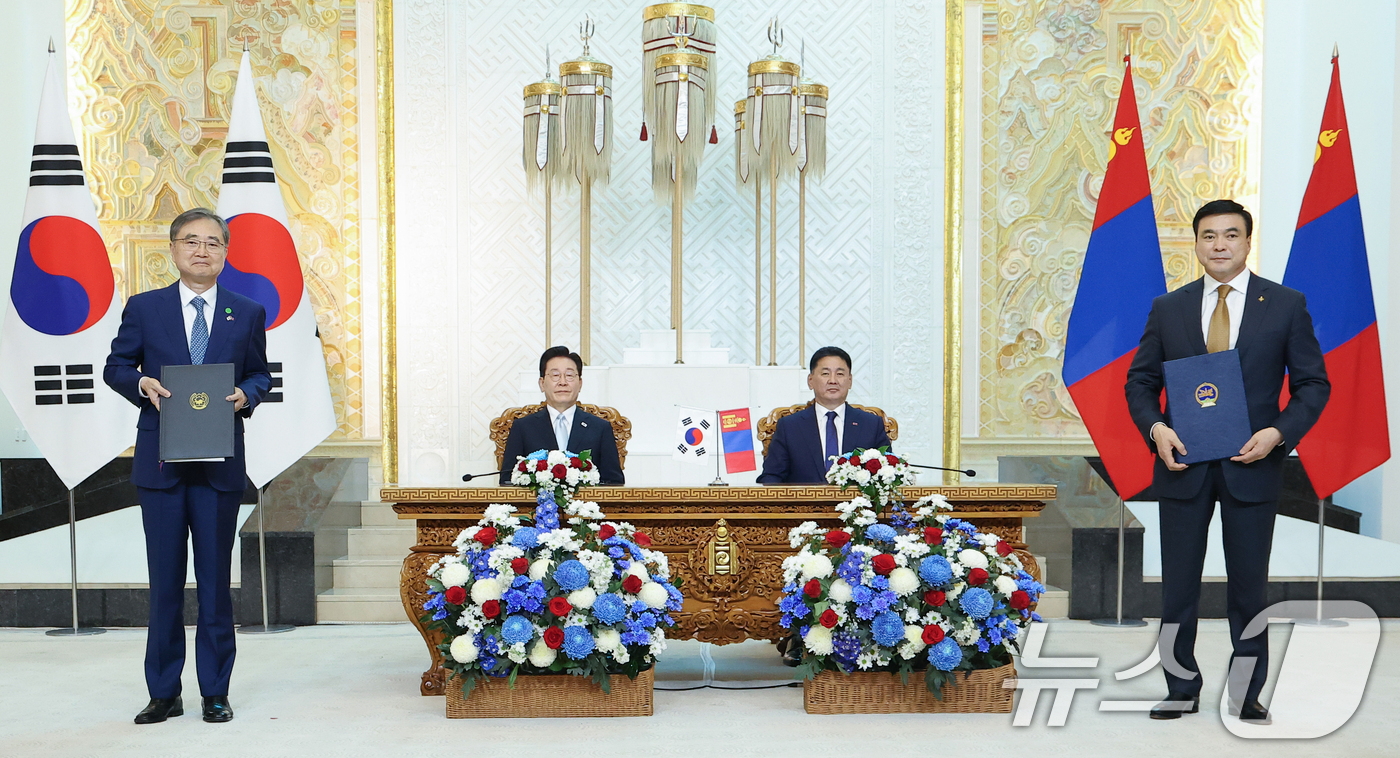 (울란바타르(몽골))=뉴스1) 이재명 기자 = 조현 외교부 장관과 생부양 아마르새항 몽골 법내무부 장관이 9일(현지시간) 울란바타르 정부청사에서 이재명 대통령과 오흐나 후렐수흐 몽 …