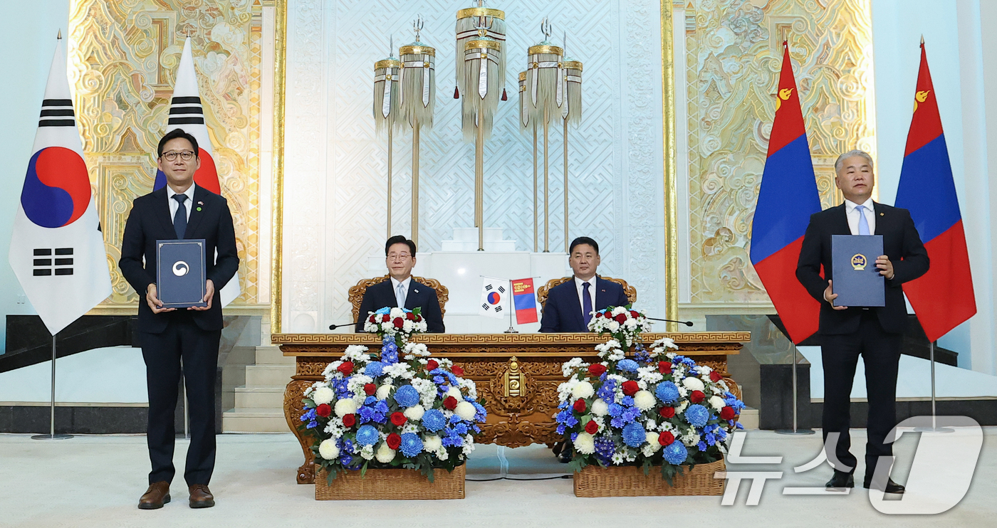 (울란바타르(몽골))=뉴스1) 이재명 기자 = 배경훈 부총리 겸 과학기술정보통신부 장관과 자담바 엥흐바야르 몽골 경제개발부 장관이 9일(현지시간) 울란바타르 정부청사에서 이재명 대 …