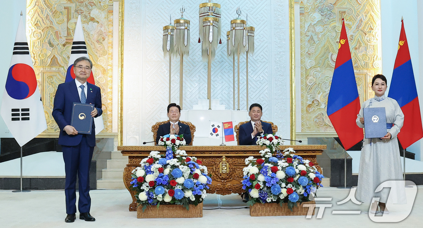 (울란바타르(몽골))=뉴스1) 이재명 기자 = 조현 외교부 장관과 바트뭉흐 바트체첵 몽골 외교부 장관이 9일(현지시간) 울란바타르 정부청사에서 이재명 대통령과 오흐나 후렐수흐 몽골 …