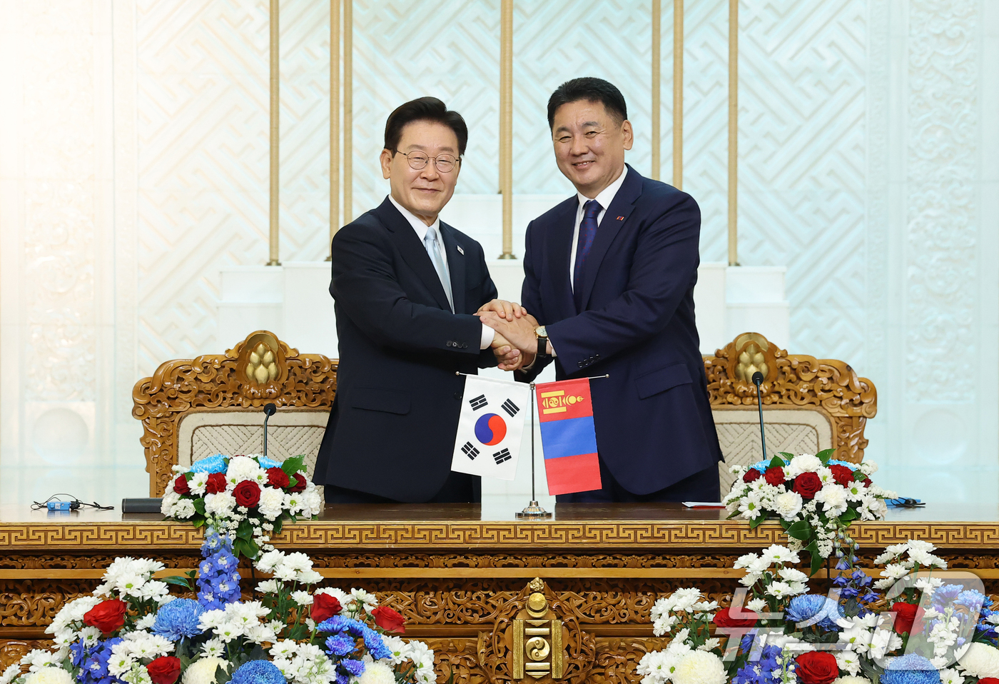 (울란바타르(몽골))=뉴스1) 이재명 기자 = 이재명 대통령과 오흐나 후렐수흐 몽골 대통령이 9일(현지시간) 몽골 울란바타르 정부청사에서 열린 공동언론발표를 마친 후 악수하고 있다 …