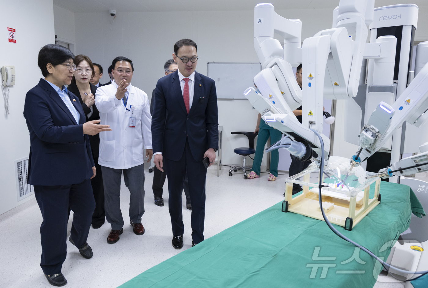 (서울=뉴스1) 김진환 기자 = 정은경 보건복지부장관이 9일(현지시간) 몽골 국립암센터를 둘러보고 있다. (보건복지부 제공, 재판매 및 DB 금지) 2026.7.9/뉴스1