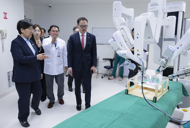 몽골 국립암센터 찾은 정은경 보건복지부 장관