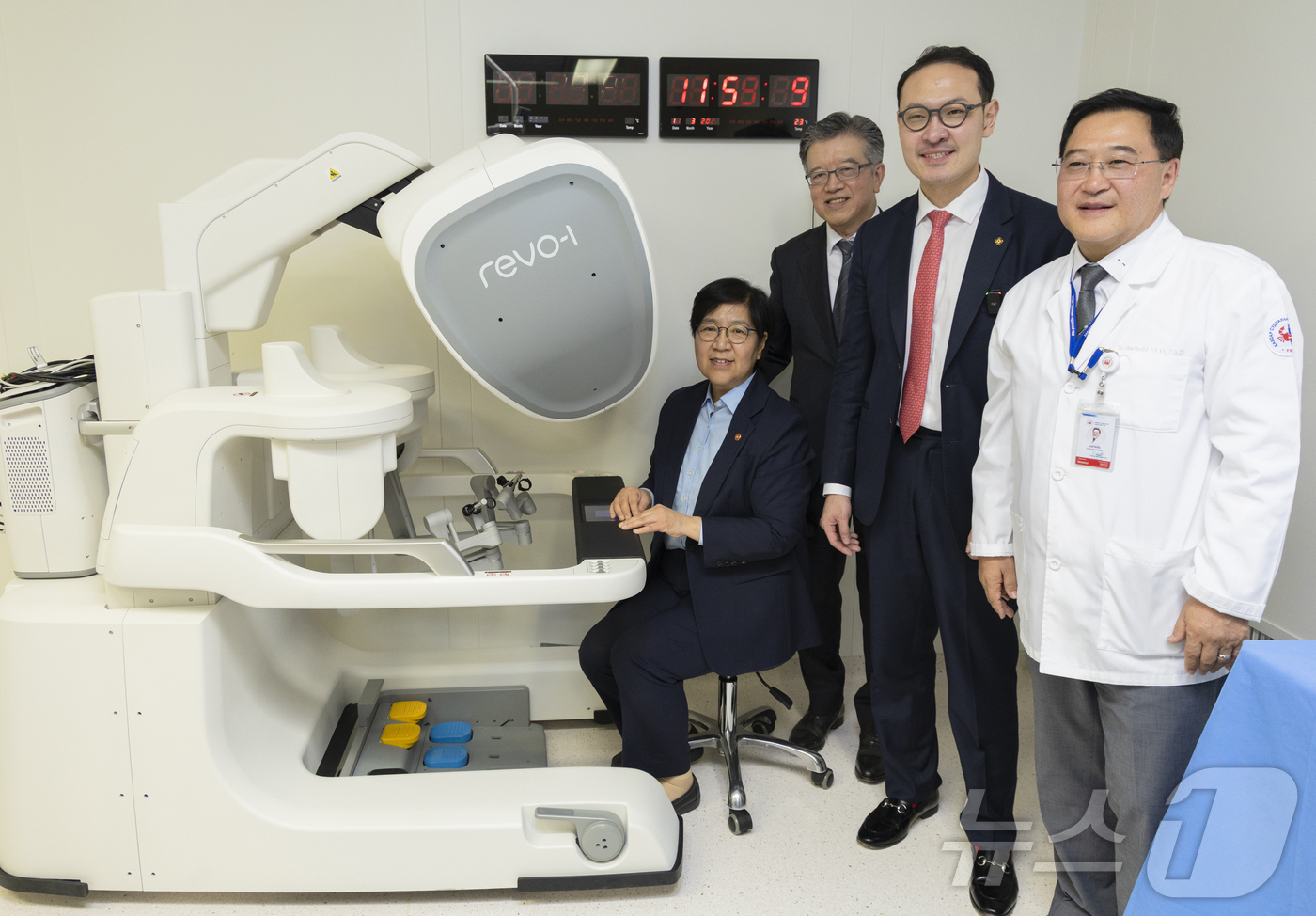(서울=뉴스1) 김진환 기자 = 정은경 보건복지부장관이 9일(현지시간) 몽골 국립암센터를 둘러보고 있다. (보건복지부 제공, 재판매 및 DB 금지) 2026.7.9/뉴스1