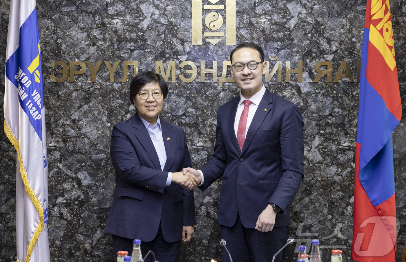 (서울=뉴스1) 김진환 기자 = 정은경 보건복지부장관이 9일(현지시간) 몽골 보건부에서 엥흐바야르 바트쇼가르 몽골 보건부 장관을 만나 기념 촬영을 하고 있다. (보건복지부 제공, …