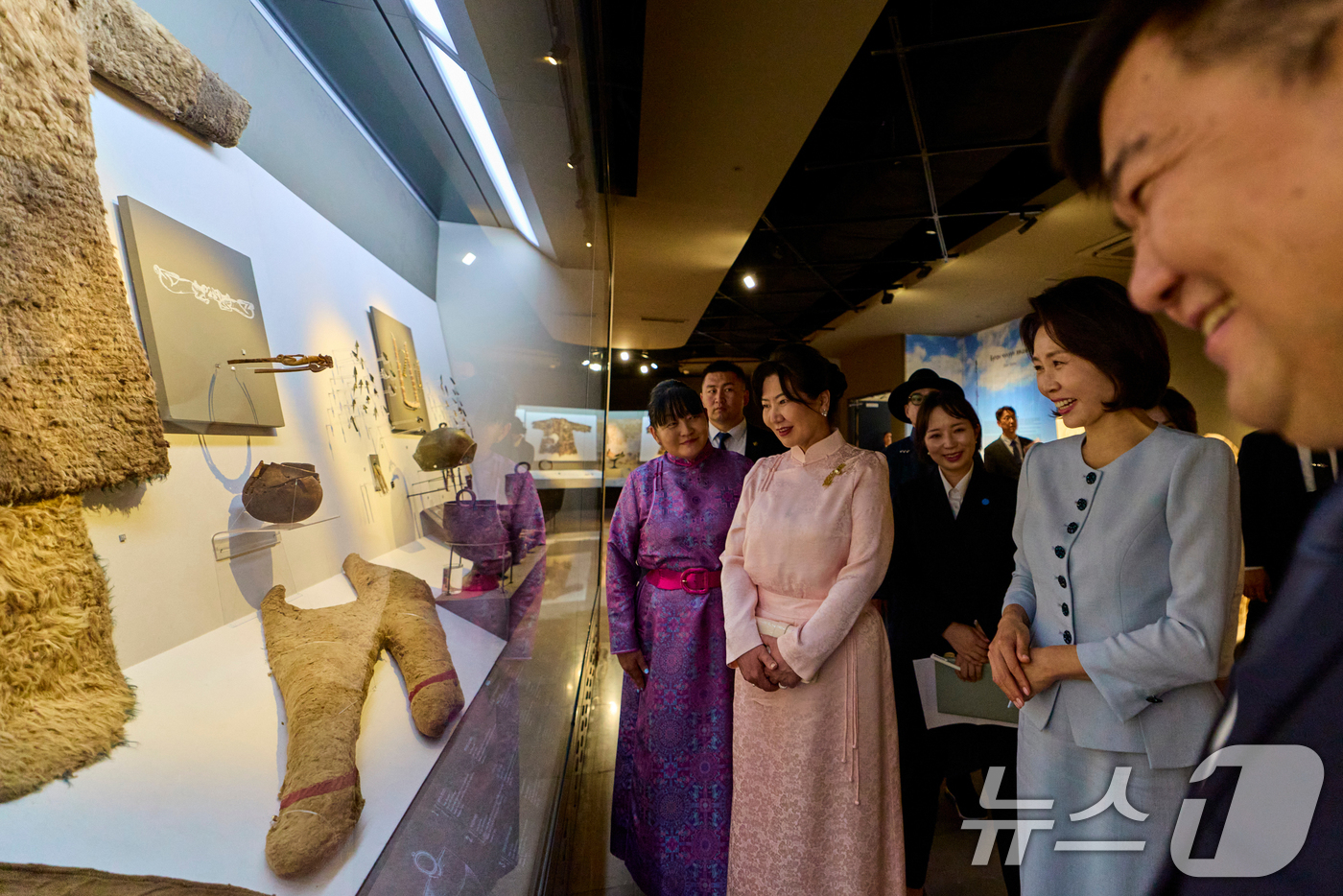 (울란바타르(몽골))=뉴스1) 이재명 기자 = 김혜경 여사와 오흐나 후렐수흐 몽골 대통령의 부인인 롭상도르지 벌러르체첵 여사가 9일(현지시간) 몽골 울란바타르 칭기스칸 박물관에서 …