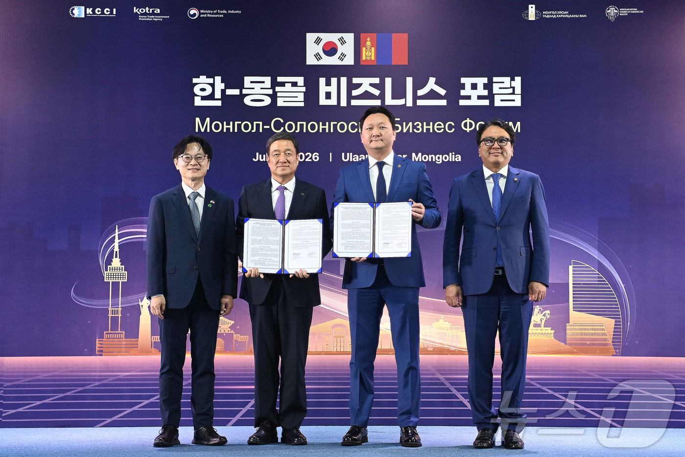 (서울=뉴스1) 김진환 기자 = 김정관 산업통상부 장관(왼쪽 첫 번째)이 9일(현지시간) 몽골 울란바타르에서 열린 한-몽골 비즈니스 포럼 업무협약(MOU) 체결식에 참석해 기념 촬 …