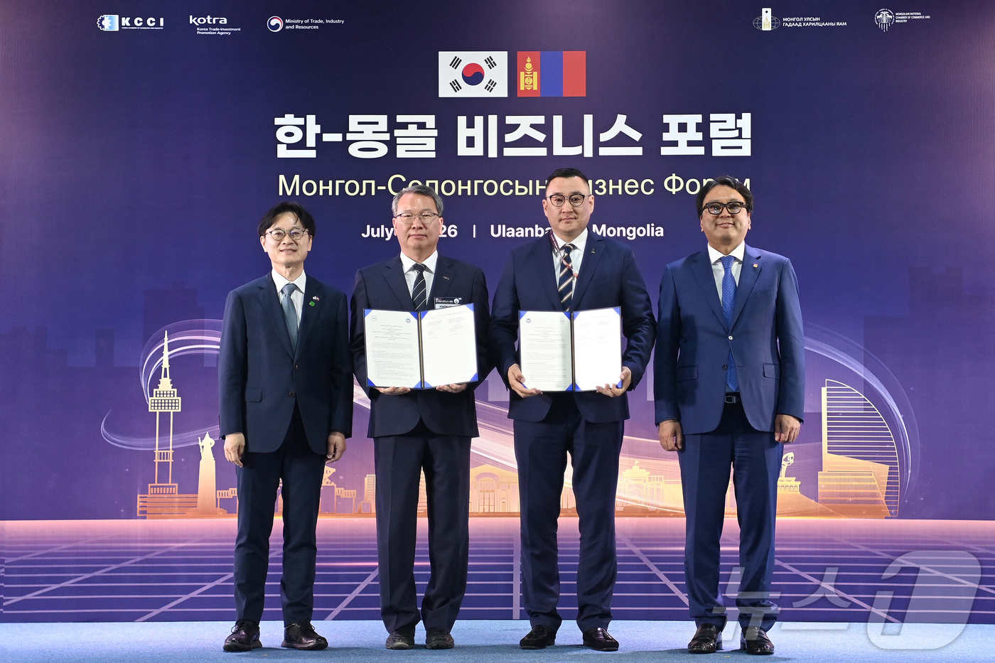 (서울=뉴스1) 김진환 기자 = 김정관 산업통상부 장관(왼쪽 첫 번째)이 9일(현지시간) 몽골 울란바타르에서 열린 한-몽골 비즈니스 포럼 업무협약(MOU) 체결식에 참석해 기념 촬 …
