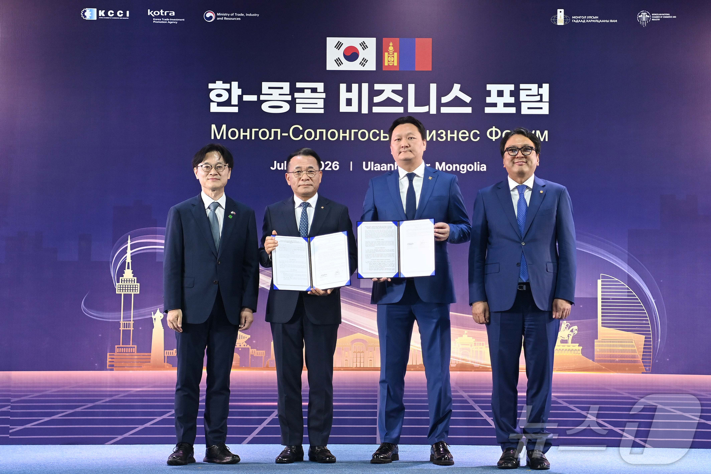 (서울=뉴스1) 김진환 기자 = 김정관 산업통상부 장관(왼쪽 첫 번째)이 9일(현지시간) 몽골 울란바타르에서 열린 한-몽골 비즈니스 포럼 업무협약(MOU) 체결식에 참석해 기념 촬 …