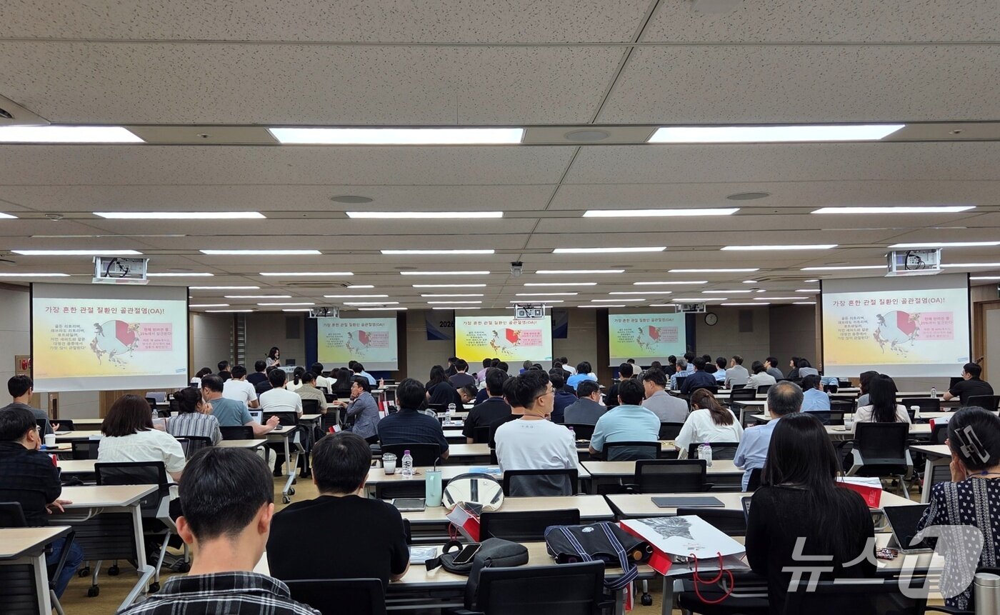 본문 이미지 - 정현정 한국엘랑코동물약품 수의사가 5일 열린 '2026년 제1차 한국수의재활학회 학술대회'에서 강의를 하고 있다. ⓒ 뉴스1 최서윤 기자